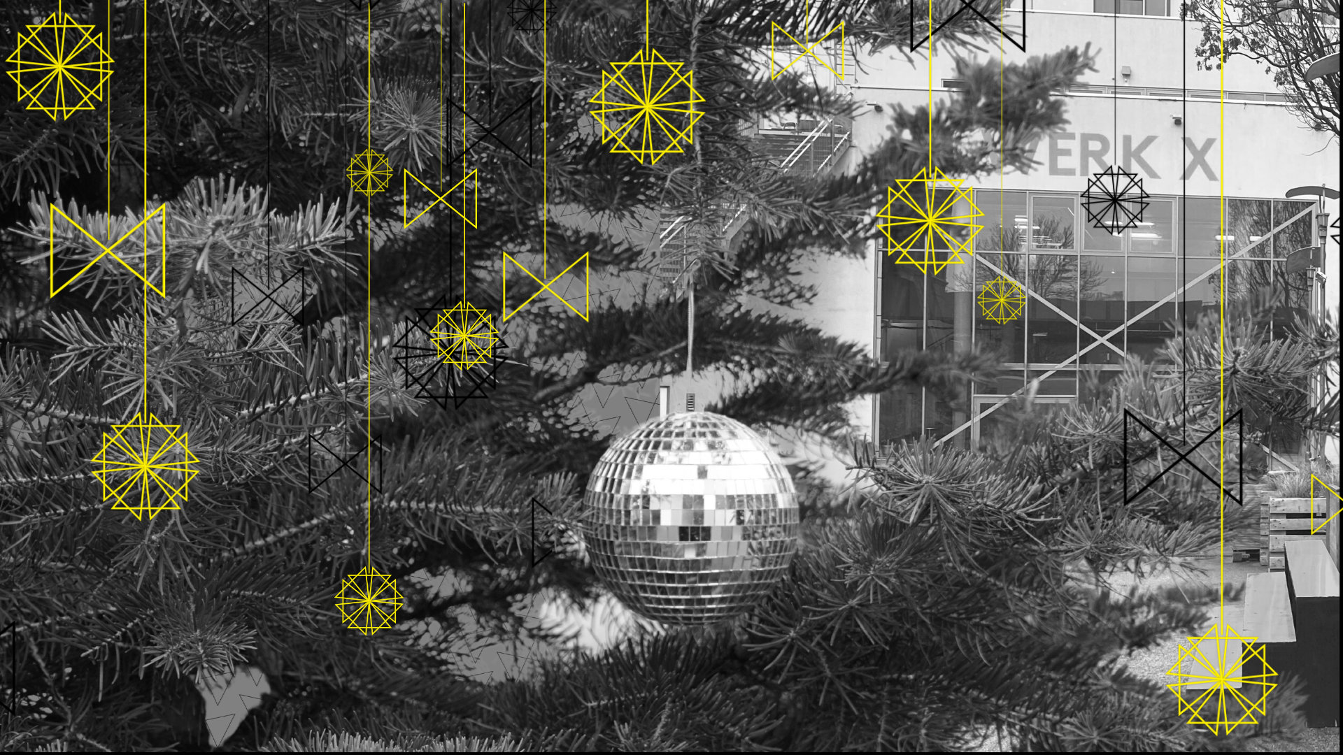 Ein schwarzweißes Foto. Eine kleine Discokugel hängt an einem Tannenzweig und erinnert so an eine Weihnachtskugel, im Hintergrund ist das WERK X erkennbar. Das WERK X-Logo wurde zusätzlich grafisch als Christbaumschmuck arrangiert und am Tannenbaum platziert.