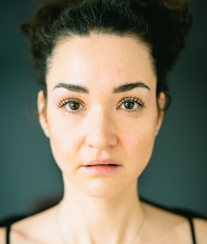 Portraitfoto der Schauspielerin Zeynep Alan