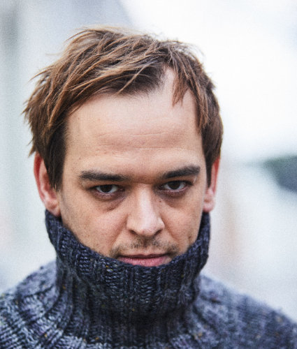 Portraitfoto des Schauspielers Martin Vischer in graublauem Rollkragenpullover
