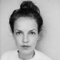 Portrait von Lisa Weidenmüller im weißen Pulli ©Elena-Zaucke
